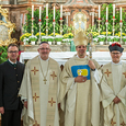 auch im Bild: Josef Pühringer und Zeitlinger Robert, Manfred HagenederGroßes Jubiläum 300-Jahr Weihejubiläum der barocken StiftskircheFotos vom Festgottesdienst 300 Jahre Weihe der barocken Stiftskirchemit dem Passauer Bischof Dr. Stefan Oster SD