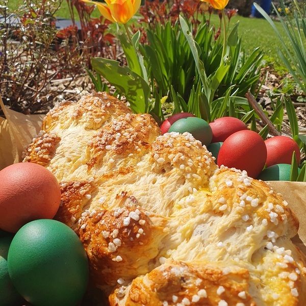 Osterstriezel und gefärbte Eier