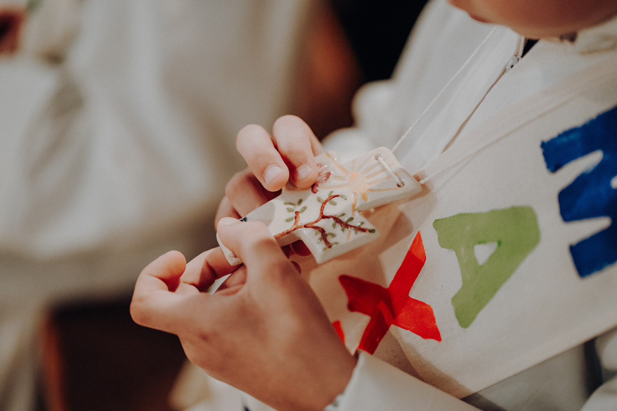 Kinderhände mit Kreuz