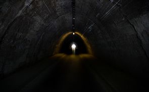 Wenn das Leben nur noch wie ein dunkler Tunnel erscheint, besteht die Gefahr eines Suizids.