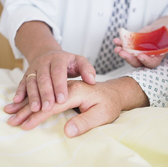 Segnende Hände mit Ölschälchen.