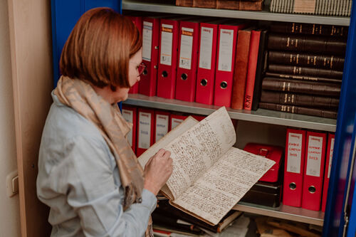Karin Braumann, Pfarrsekretärin in der designierten Pfarre Engelszell-Peuerbach, führt im Pfarrbüro die Matriken.