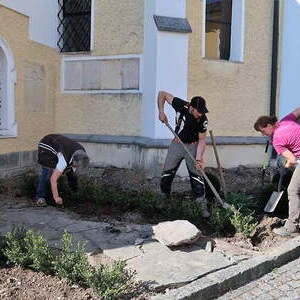 Bepflanzug um die Kirche