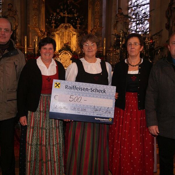 Schecküberreichung von der Goldhauben- und Kopftuchgruppe