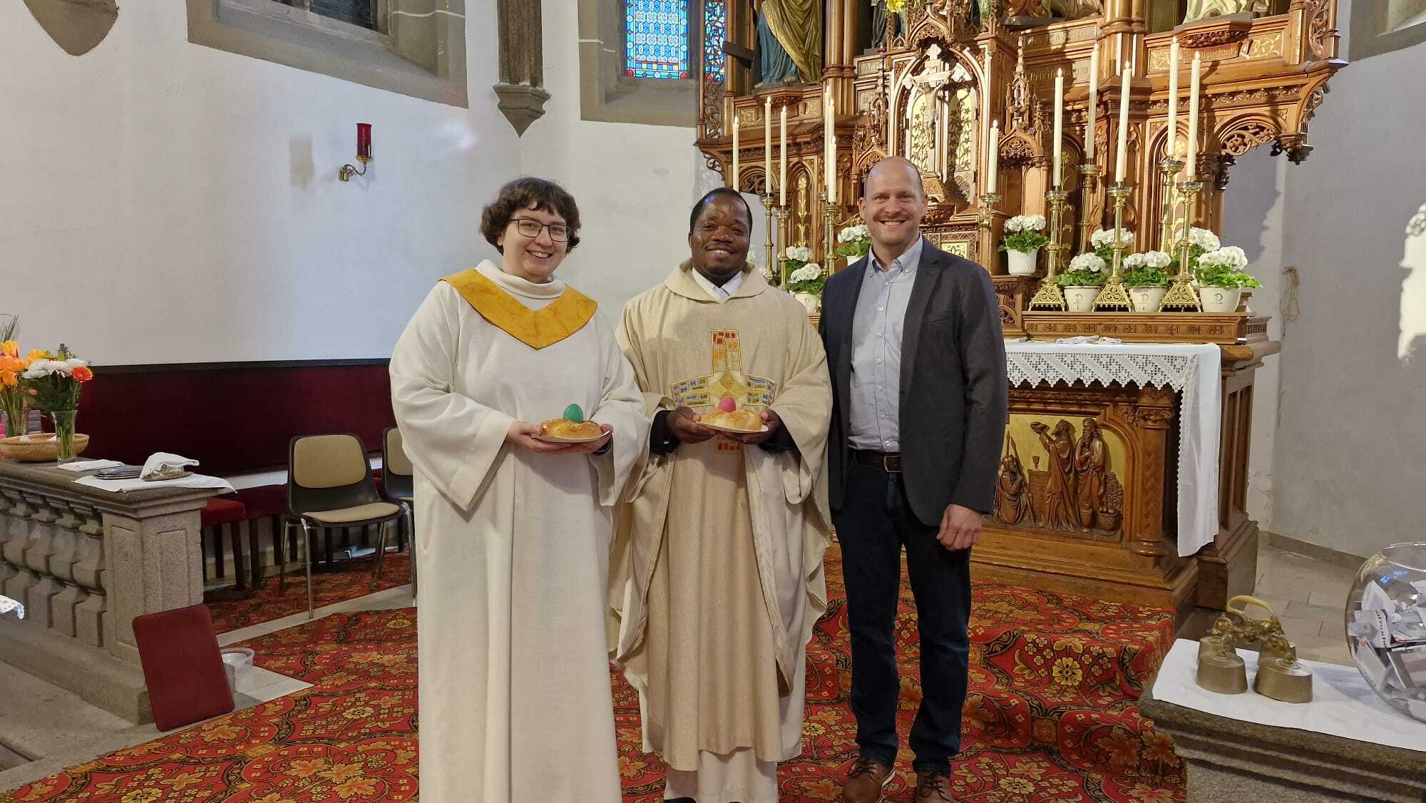 Als Dank für den liturgischen Dienst überreichte DI Stefan Reichl Osterpinzen an die den Gottesdiensten Vorstehenden