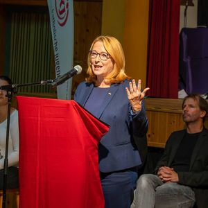 Gedenkfeier an die Opfer des ehemaligen KZ Außenlagers Ternberg unter dem Thema „Politischer Widerstand“Bild: Gedenkrede von Doris Bures (Zweite Präsidentin des Nationalrates)