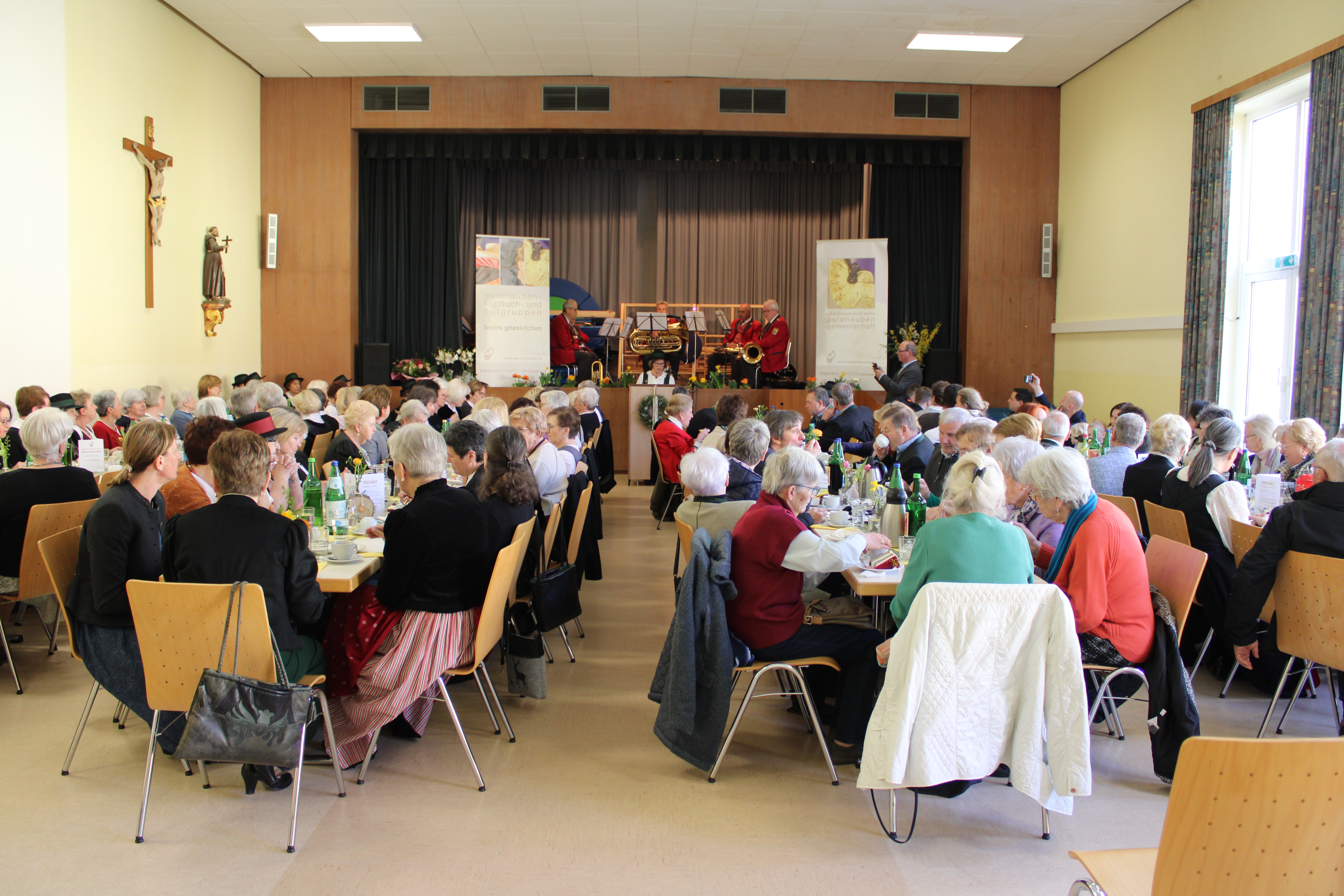 voller Saal
