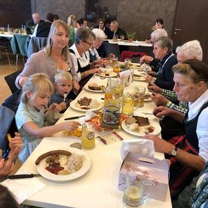 ... und ließen es sich schmecken.