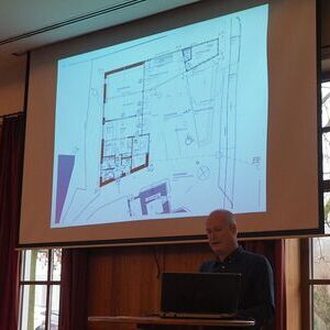 Architekt bei der Planpräsentation