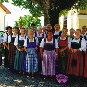 Goldhaubenfrauen in Tracht