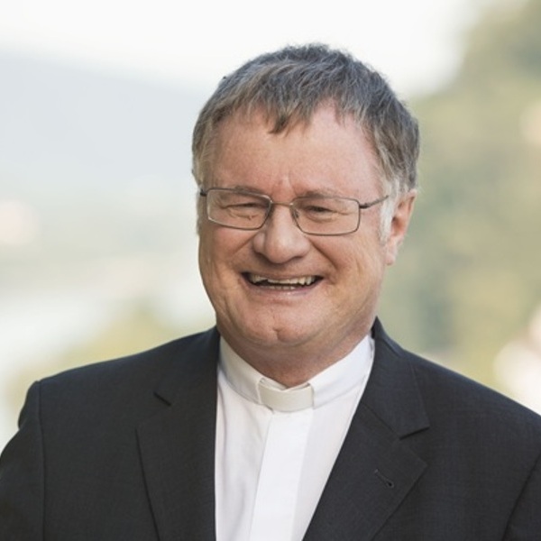 Bischof Manfred Scheuer mit einem Lächeln im Gesicht