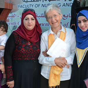 Sr. Hildegard mit Absolventinnen der Pflegeschule