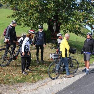 Die Radfahrer treffen sich mit den Radfahrern aus Weyer und fahren gemeinsam weiter. 