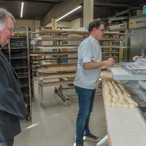 Besuch des Bischofs in der Kremstaler Hofbaeckerei der Familie Resch