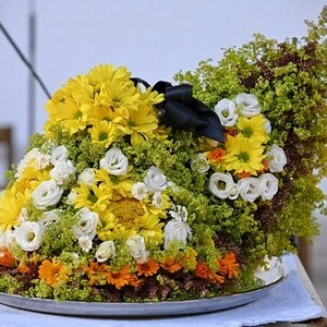 Altarschmuck aus Blumen gesteckte Goldhaube