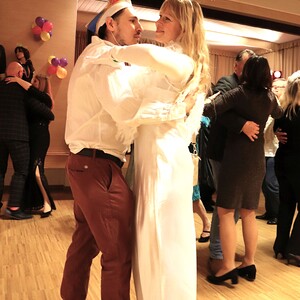 Föhnfarisur trifft Schulterpolster - Das Motto dieses Festes