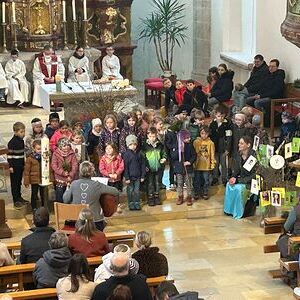 Die Kindergartenkinder zeigen singend, was Jesus als König ausmacht.