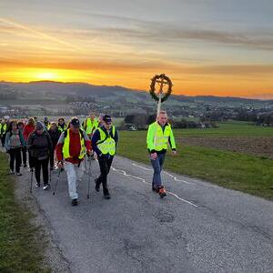 Abmarsch in Frankenburg beim Sonnenaufgang
