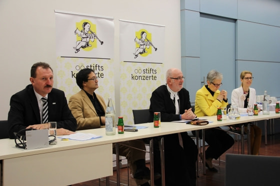 PK OÖ. Stiftskonzerte / Alfred Atteneder © OÖS V.l. VKB Vorstand Dr. Adam Schwebl, Künstlerischer Leiter Mag. Rico Gulda, Prälat Johann Holzinger, Obfrau Mag.a Andrea Seif, Generalsekretärin MMag.a Isabel Biederleitner