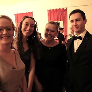 Föhnfarisur trifft Schulterpolster - Das Motto dieses Festes