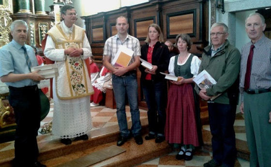 PGR-Obmann Karl Lindorfer und Pfarrer Franz Lindorfer mit einem Teil der ausgeschiedenen Pfarrgemeinderäte