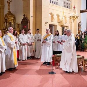 Pfarrer Peter Neuhuber, Pastoralvorständin Angelika Gumpenberger-Eckerstorfer und Verwaltungsvorstand Martin Roither wurden von Generalvikar Severin Lederhilger feierlich in ihr Amt eingeführt.