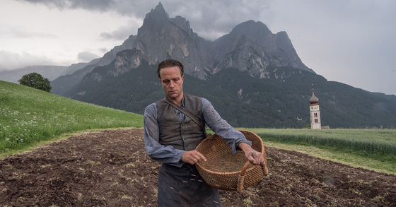 August Diehl spielt Franz Jägerstätter im Film 'Ein verborgenes Leben'.