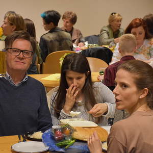 gesegnete Speisen werden verzehrt