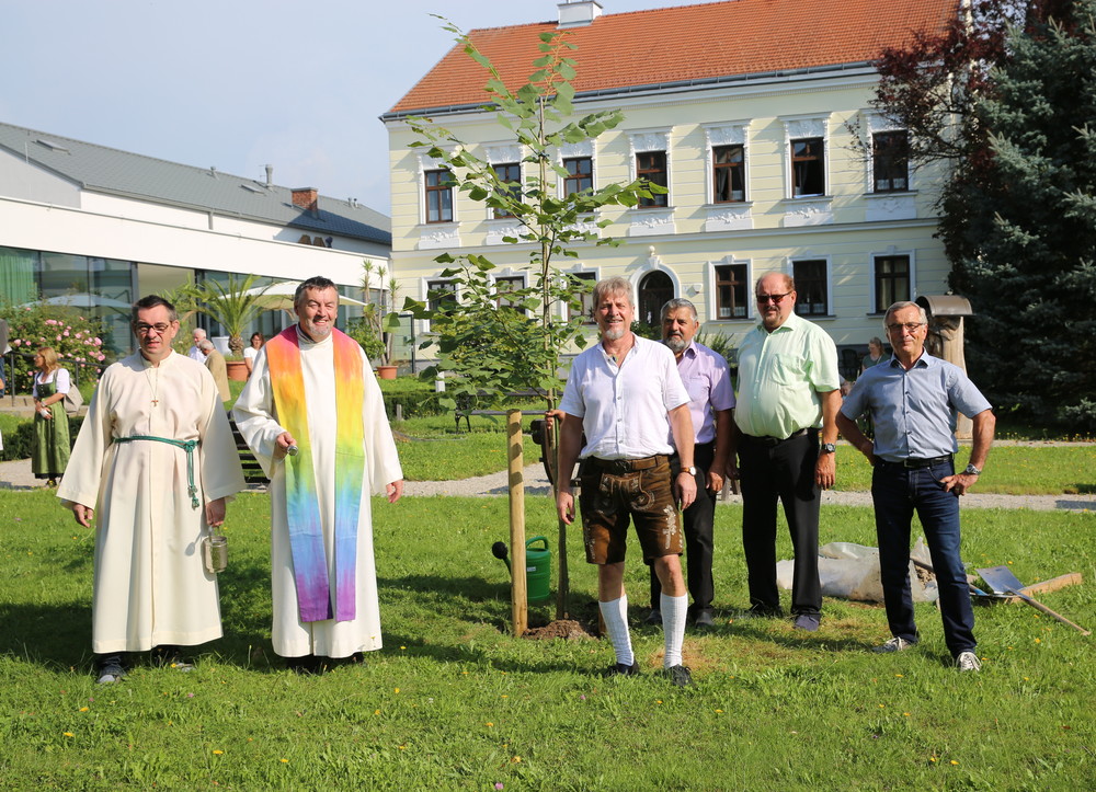 Feierliche Segnung der Linde mit Pfarrer Mag. August Aichhorn und KMB-Team