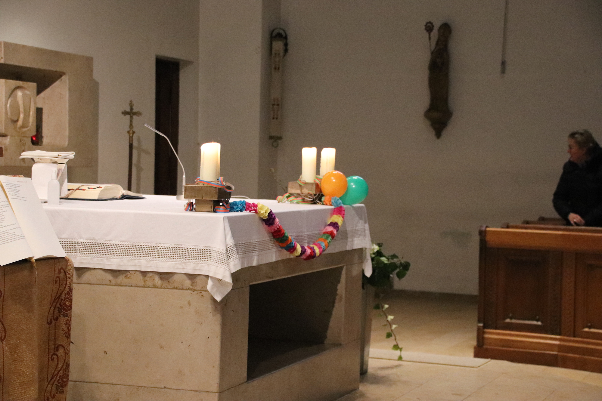 Altar mit Faschingsdeko