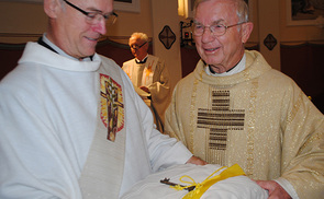 Pfarrprovisor Pachinger (rechts) überreichte Diakon Kumpfmüller den Kirchenschlüssel.