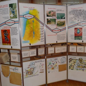 Kinder bei der Buchaustellung