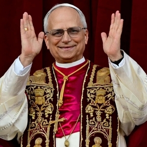 Download von www.picturedesk.com am 09.05.2025 (09:28). Newly elected Pope Leo XIV, Robert Prevost addresses the crowd on the main central loggia balcony of the St Peter's Basilica for the first time, after the cardinals ended the conclave, in The V