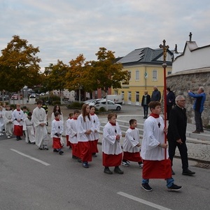 Ministrant:innen aus den verschiedenen Pfarrteilgemeinden diente am Altar
