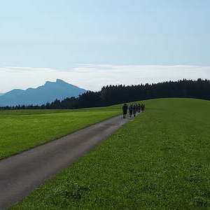 vor uns der Blick auf den Schafberg