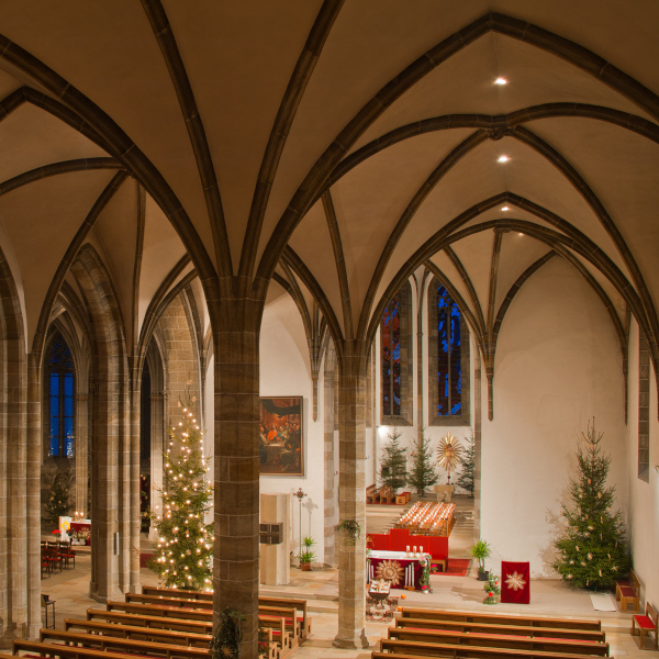 Weihnachtlich geschmückte Pfarrkirche Enns-St. Marien