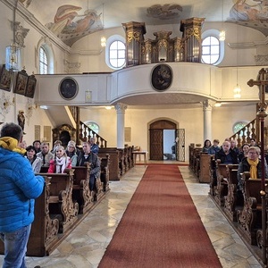 Helmut erzählt uns viel Interessantes über die Kirchen und Sulzbürg