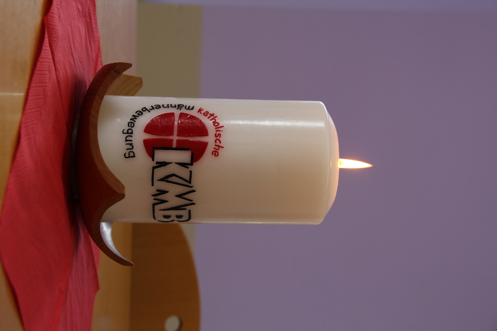 Die KMB-Kerze brennt für Altbischof Maximilian Aichern