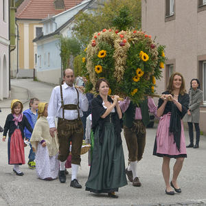 „Vieles in unserem Leben hat mit Erntedank zu tun“, so die Kirchdorfer Pastoralassistentin Bernadette Hackl. Beim Erntedankfest wurde die Erntekrone vor dem Pfarrhof durch Pfarrer P. Severin Kranabitl gesegnet und dann in die Kirche getragen. Der Got