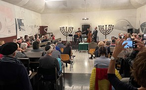 Stimmen in der Synagoge