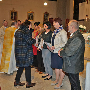 Überreichung der Ernennungsurkunde und Handschlag durch die drei Pfarrvorstände                       