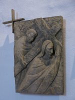 Steinbild Jesus trägt das Kreuz