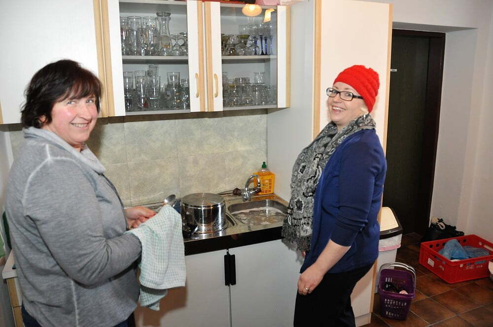 fleißige Hände in der Pfarrheimküche