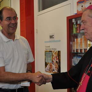 Bischof besuchte Volksschulen und Kindergarten