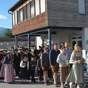 Die Landjugend beim Festeinzug, mit den Gaben und der Erntekrone