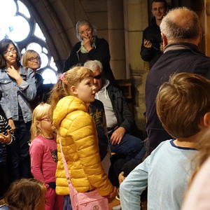 Domorganist Wolfgang Kreuzhuber mit großen und kleinen Orgelentdeckerinnen und Orgelentdeckern an der Rudigierorgel