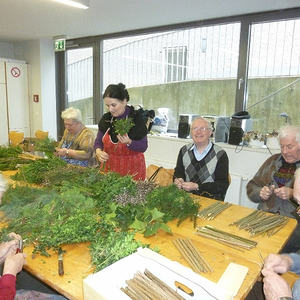 Palmbesen binden im Pfarrhof