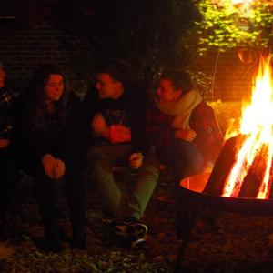 Beim Jugendstart haben wir es uns mit Kinderpunsch und Keksen an der Feuerschale gutgehen lassen und uns über den gemeinsamen Austausch gefreut.