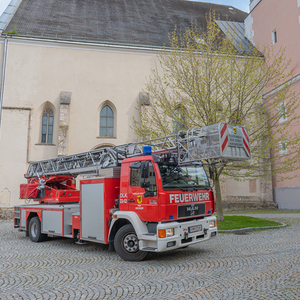 Reinigung der Dachrinne der Pfarrkirche mit der Drehleiter der Feuerwehr Kirchdorf