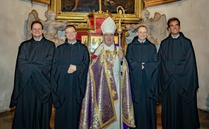 V. l.: Frater Philipp Wögerbauer, Frater Jakobus Sieberer-Kefer, Abt Ambros Ebhart, Frater Anselm Demattio und Novizenmeister P. Bernhard Eckerstorfer